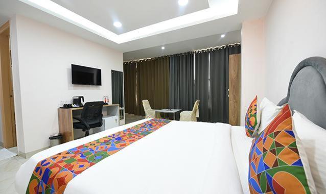 Immense Residency Hotel Faridabad Buitenkant foto